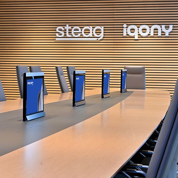 Tischmonitore ausgefahren – Steag Iqony Group