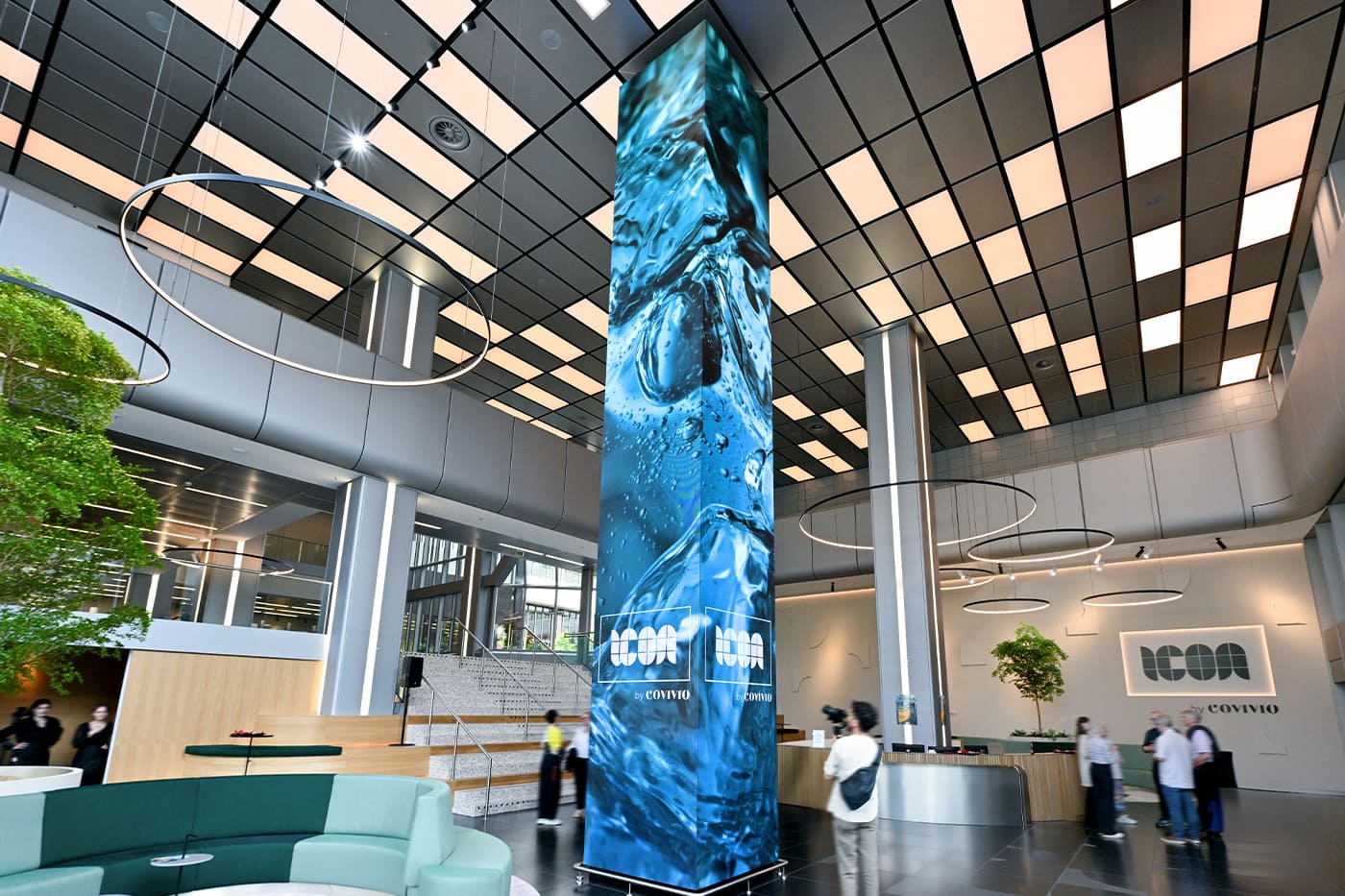 Digitaler LED-Turm im Foyer des ICON by Covivio Düsseldorf, zeigt dynamische Visuals im Eingangsbereich.