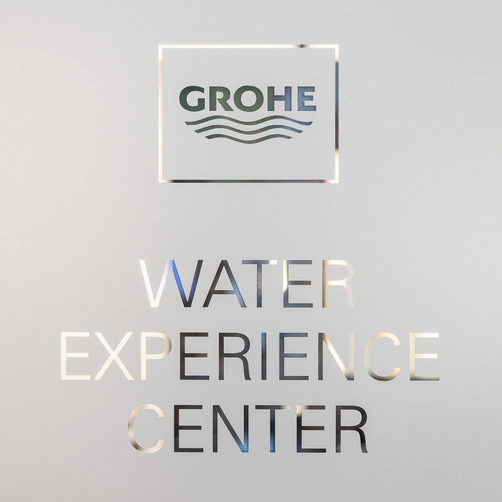 GROHE-Logo und Schriftzug „Water Experience Center” als Beschriftung auf mattiertem Glas
