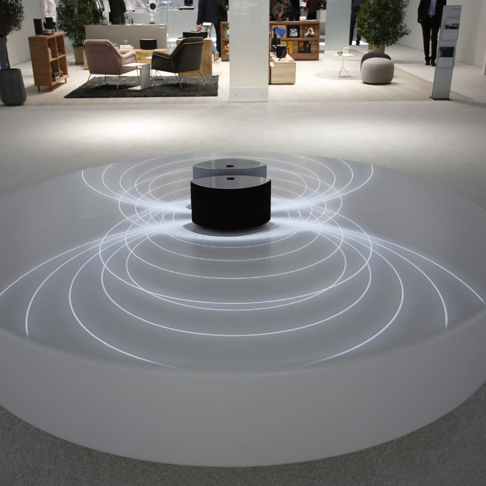 Moderner Showroom mit minimalem Design und interaktivem Lichtelement auf Boden