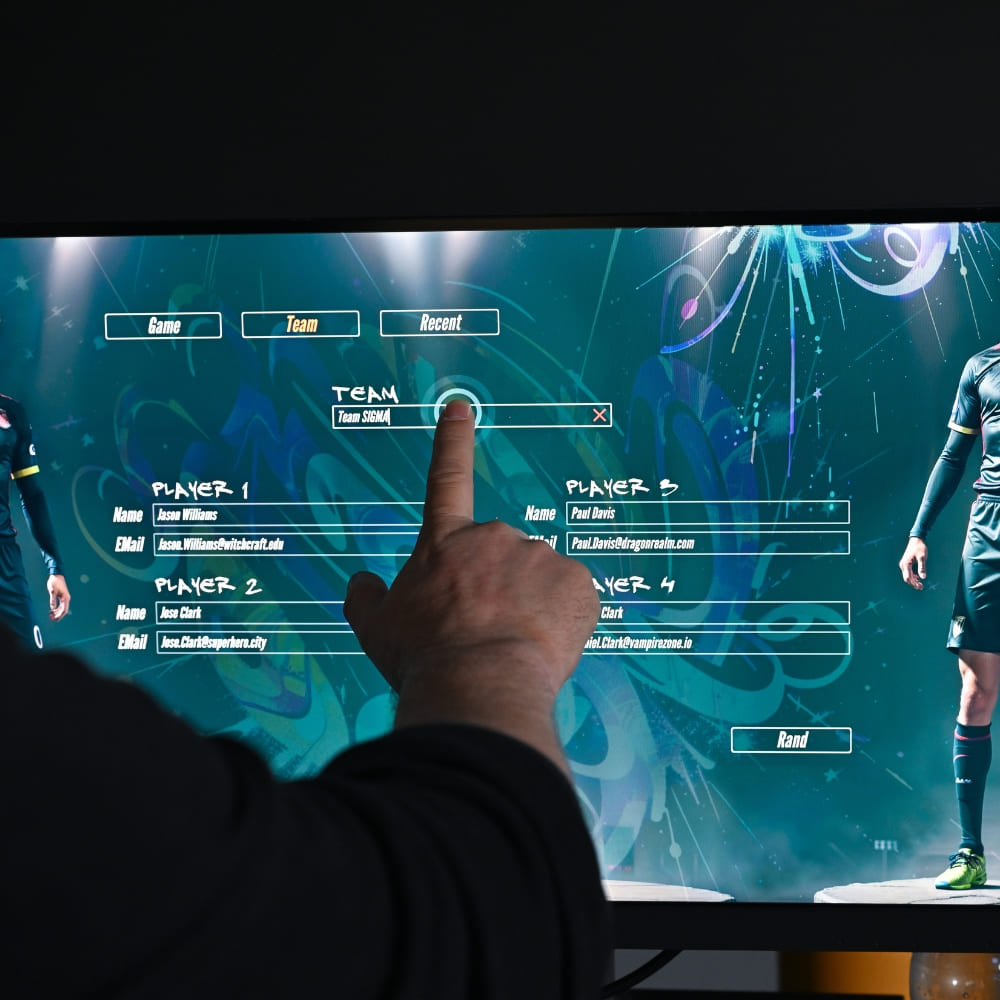 Nutzer bedient großformatiges interaktives Touchscreen-Display mit Spieler-Profil- und Team-Management-Interface
