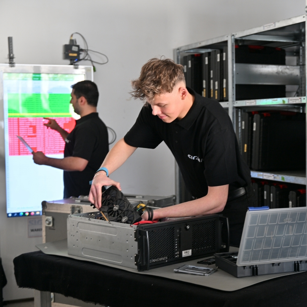 Mitarbeiter/in bei der Arbeit am Computer in technischer Arbeitsumgebung