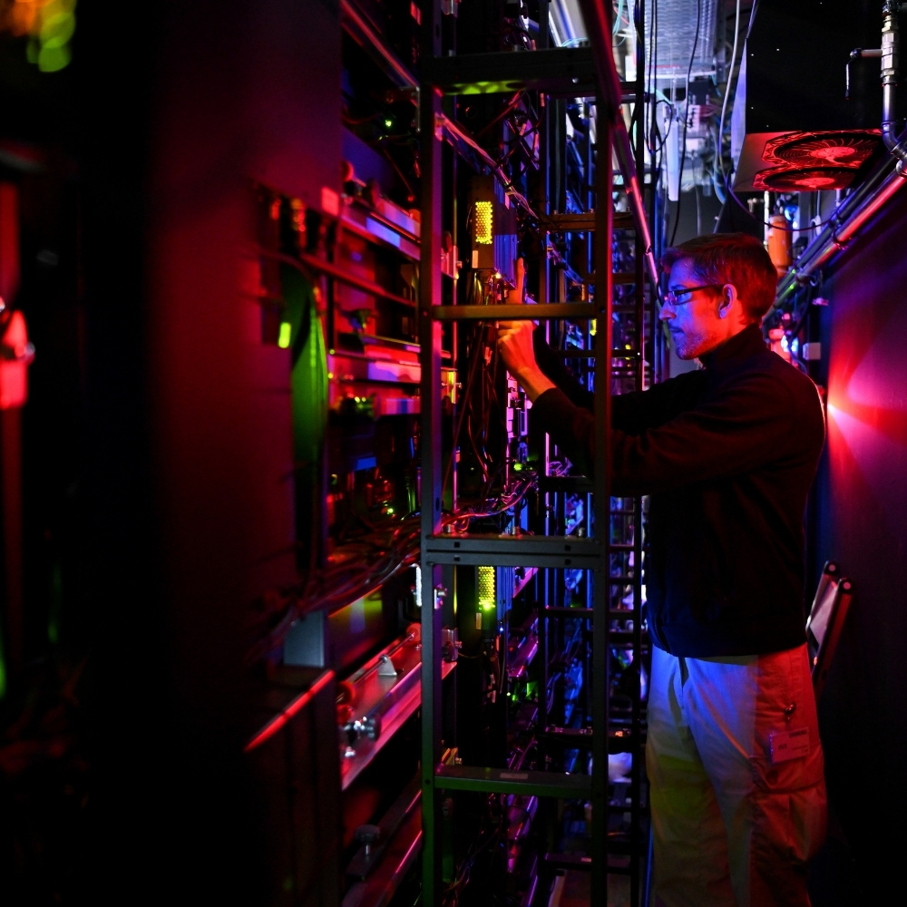Mitarbeiter arbeitet an einem Serverrack.